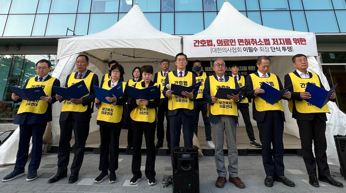 이필수 의협회장 "단식투쟁 돌입"...간호법 통과 반발