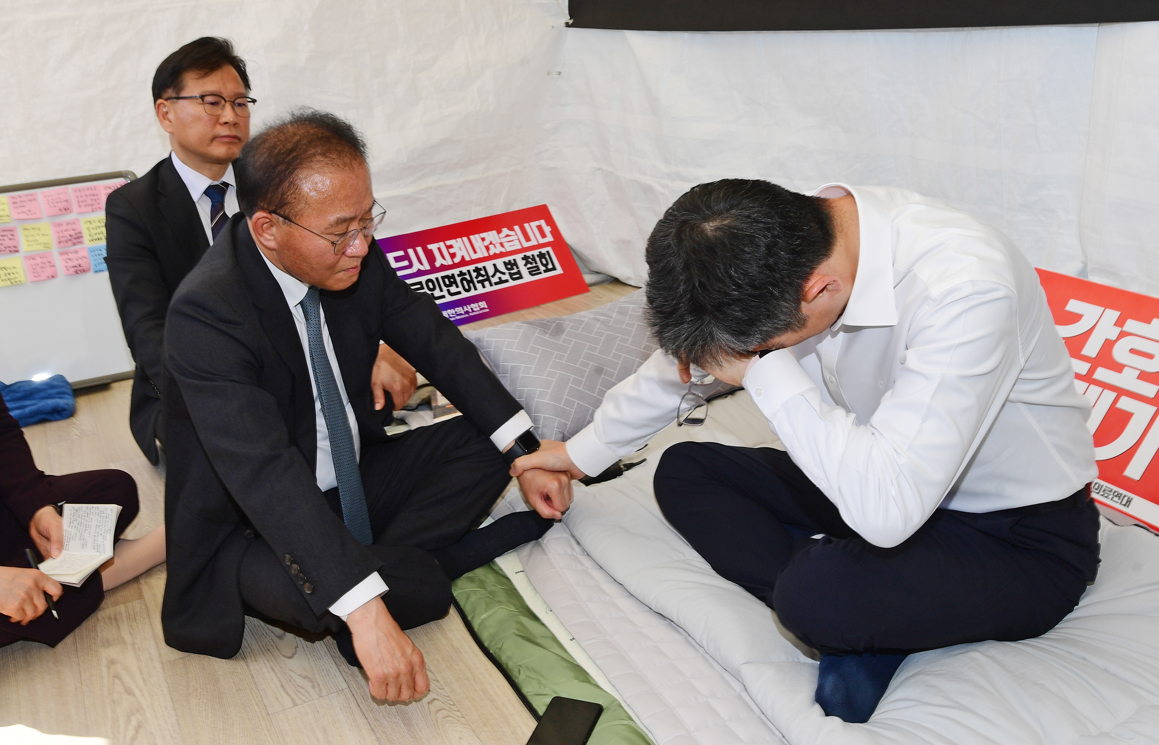 단식현장 찾은 윤재옥 국힘 원내대표...이필수 회장 눈물