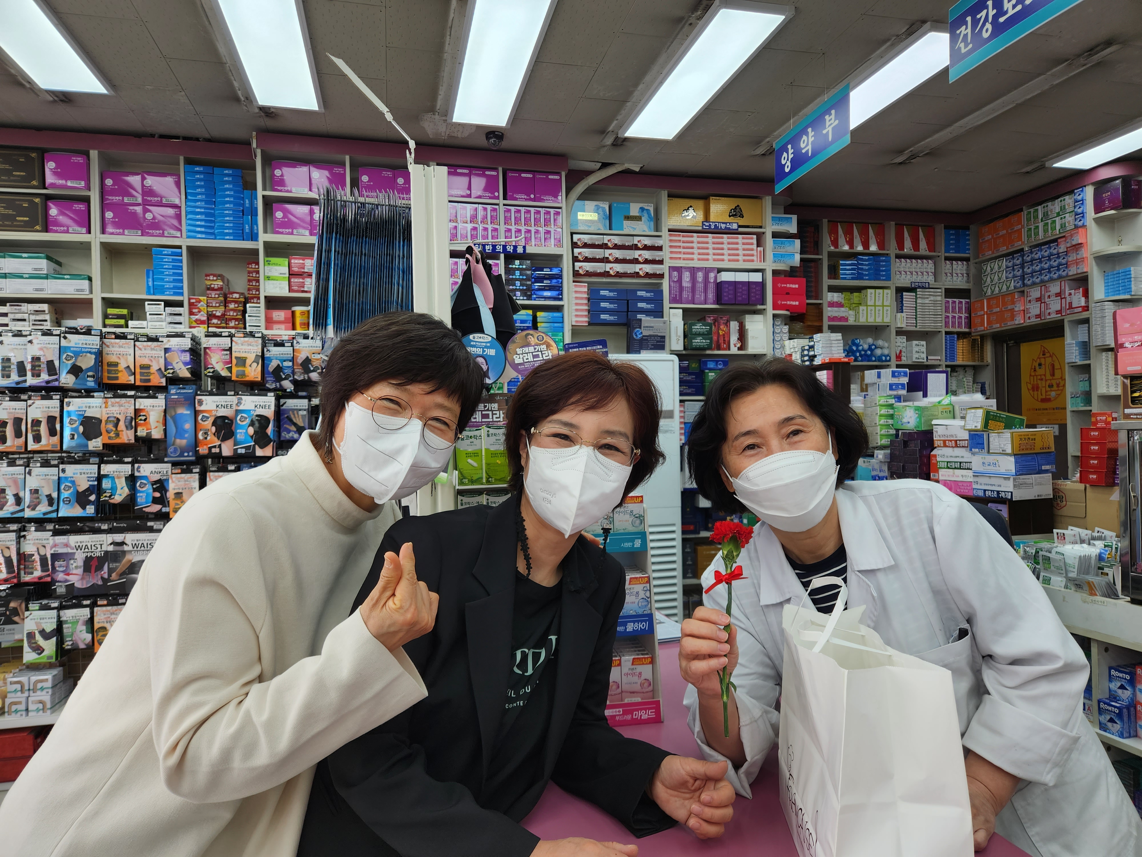 서초구약, 선구자 회원 약사 34명에 카네이션 전달 