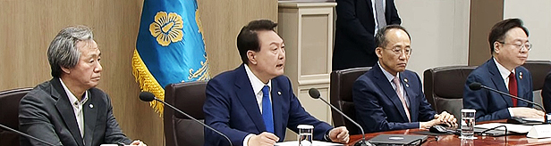 尹 코로나 종식 선언…6월부터 의원·약국 마스크 해제