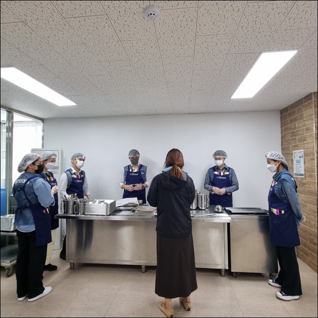 유영제약, 우면복지관서 어르신 급식 봉사