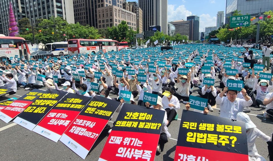 광화문 가득 메운 간호사들, 국힘·복지부 거짓주장 규탄
