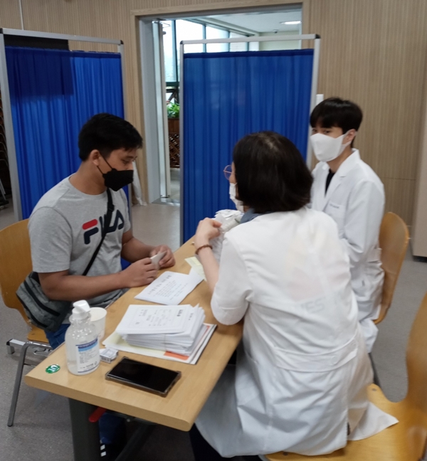 부천시약, 외국인 무료진료소 투약봉사 재개  