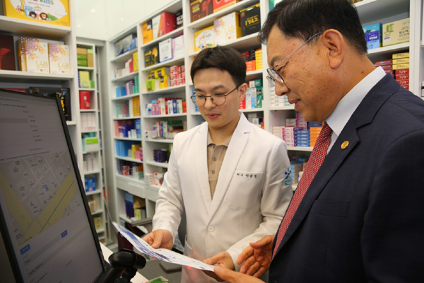 "처방전달시스템 가입했나요?"...최광훈 회장 약국 순회