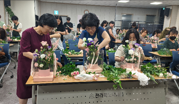 전주시약, 약사대상 꽃꽂이 특강에 등산대회까지 