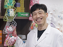 약정리 업무 90%↓...'주렁주렁 진열장' 개발한 약사
