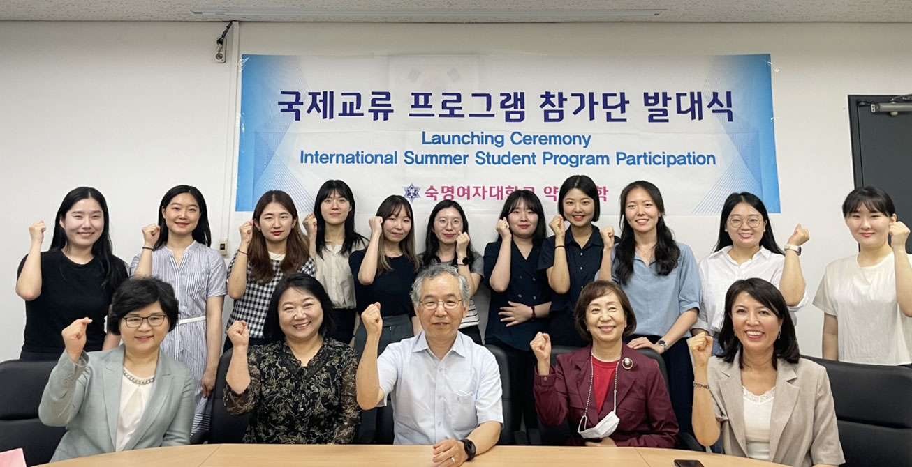 숙명약대 총동문회, 국제교류 떠나는 후배들에 기금 전달
