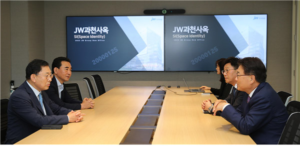 최광훈 회장, JW중외 방문...품절약 생산증대 요청