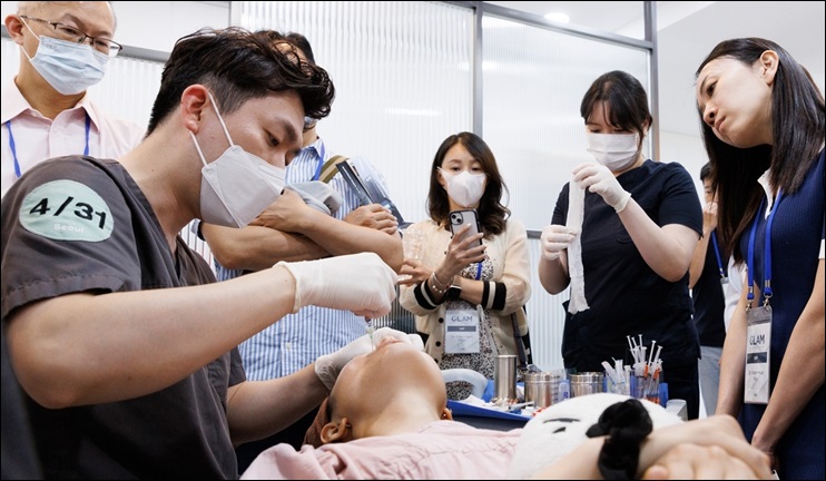 휴젤, 현장 시술 강연 진행…최신 트렌드 공유