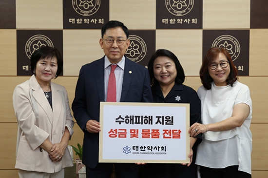 숙명여대·중앙대 약대 동문회, 수해복구 성금 전달
