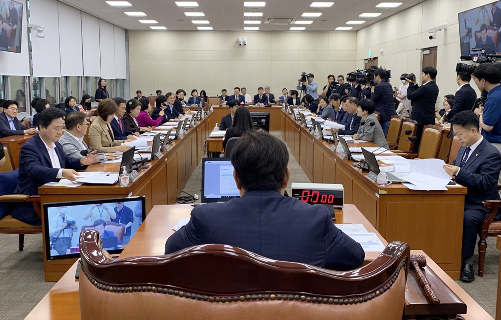 맞춤소분 건기식법·가짜의사 방지법, 복지위 통과