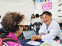 약국 밖에서 시민 만난 약사들, 역할 알리기 통했다