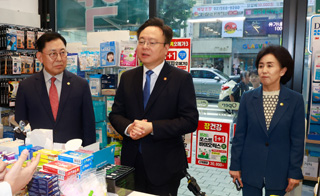 복지부장관 약국 방문 현장서 최광훈 회장 고성...왜?