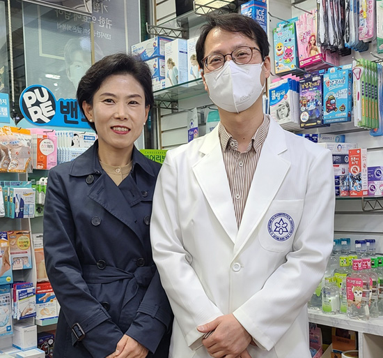 은평구약, 올해 신상신고한 회원 약사에 가운 전달 