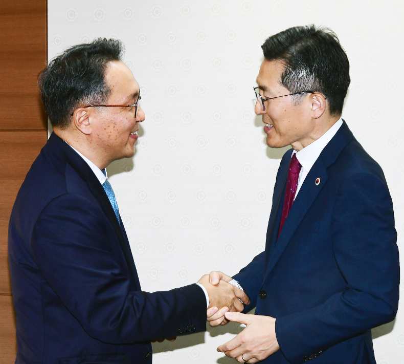 의대증원용 '선물보따리' 풀린다...의-정, 정책패키지 논의