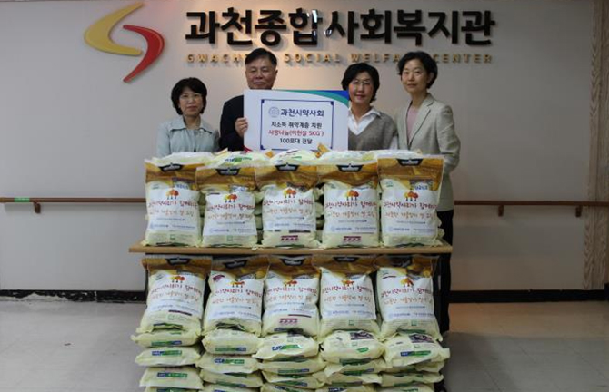 과천시약, 취약계층에 사랑의 쌀...백미 100포 기탁