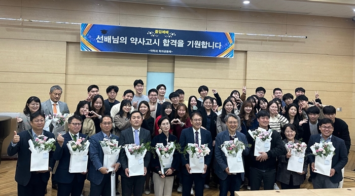 노원구약, 삼육대 약대생들에 장학금 200만원 전달