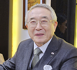 "영광이지만 무거운 40여년 약사인생 돌아보는 계기"