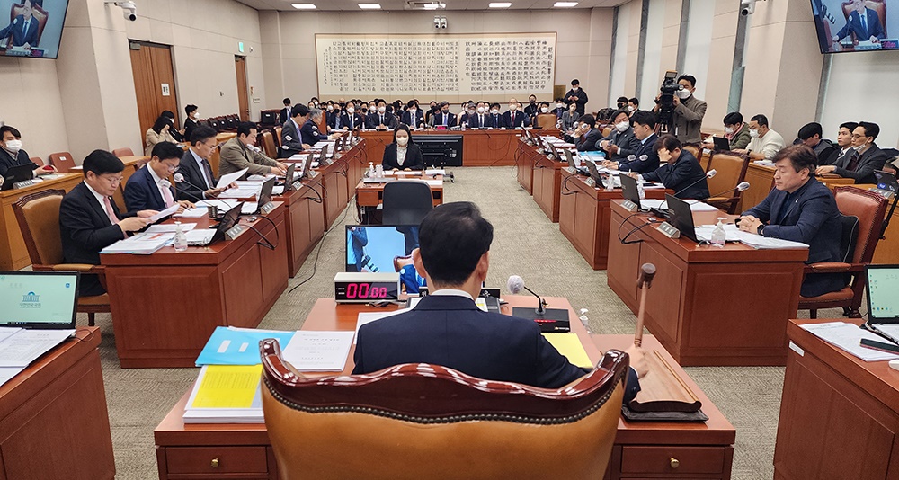 병원지원금 근절법, 법사위 제외…건기식 소분 판매법 심사