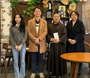 강릉시약, 발달장애인 생활시설 애지람에 장학금 전달 