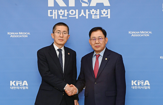 손잡은 이필수-최광훈 "비대면진료 확대 철회를"