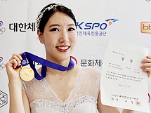 가운 벗은 빙판위 약사..."팬심으로 시작 전국대회 1등"