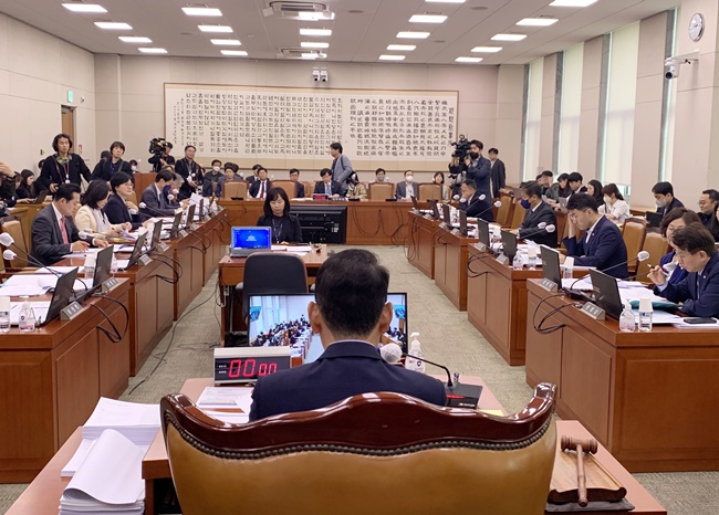 약국 폭행방지·지역돌봄법 쟁점 풀렸나…법사위 촉각