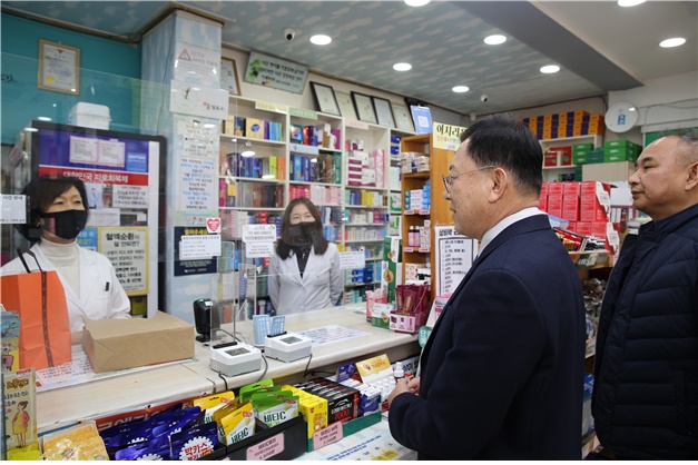 최광훈 회장 "휴일지킴이약국 힘내세요"