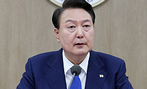 윤 대통령 "의사인력 확충 필수"...의료계 반발 정면돌파