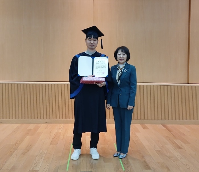 이명자 동작구약사회장, 중앙대 졸업식서 표창 수여 