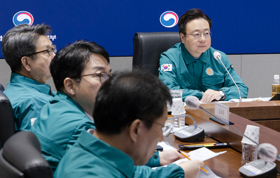 정부, 의대 2천명 증원 드라이브...복지부에 검사 파견