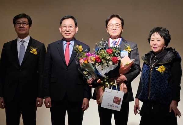 약업대상 받은 원희목 명예회장 "약사는 운명이었다"