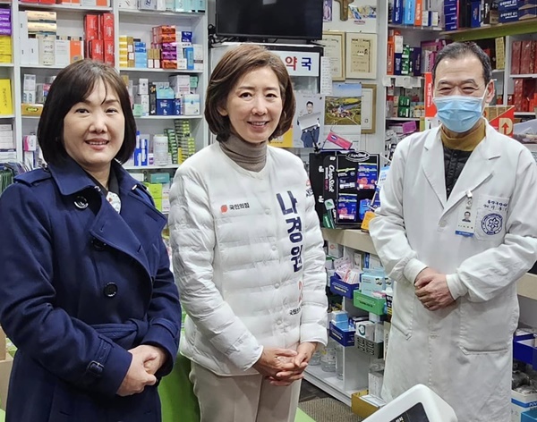 심야약국 찾은 나경원 후보 "품절 약 문제, 신경쓸 것"