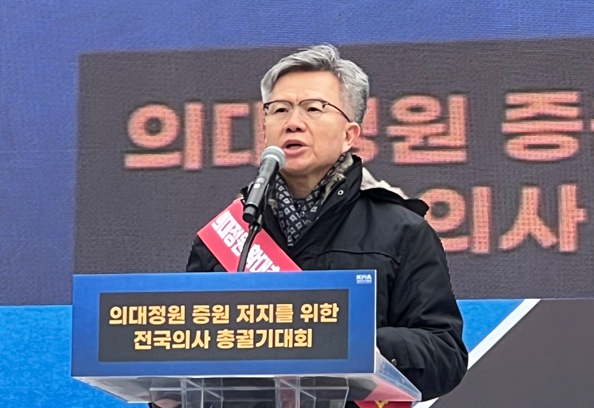 여의도에 모인 의사들..."이유 없는 의료탄압 중단하라"
