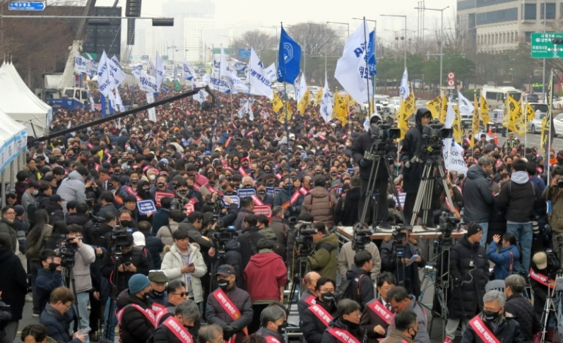 집회에 제약직원 동원?...정부 "엄단" Vs 의협 "사실무근"
