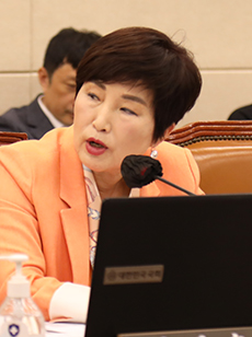 전혜숙, 민주당 탈당…"이재명, 동료 상처에 소금뿌려"