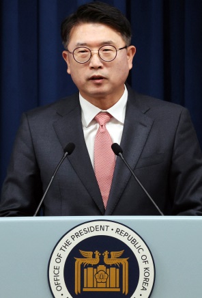 "의대교수 사직 시 원칙 대응…2천명 규모 논의 열려있다"
