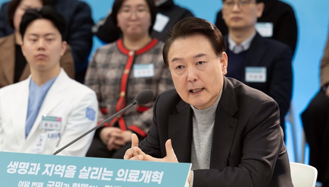 아산병원 찾은 윤 대통령, 단계적 의대 증원논의 일축