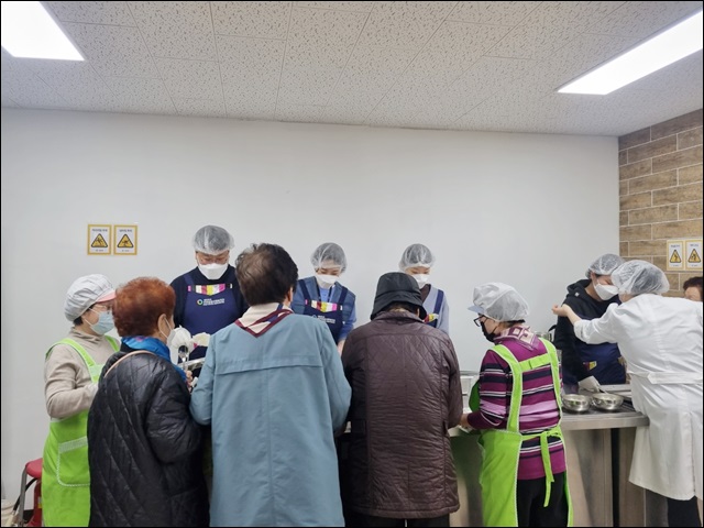 유영제약, 독거노인 급식봉사...ESG경영 실천