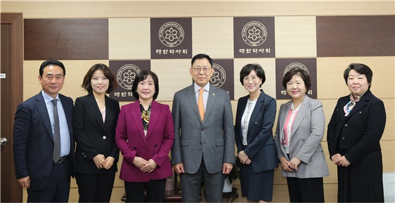 약사회, 이대 개국동문회 신임 집행부와 협력 약속 
