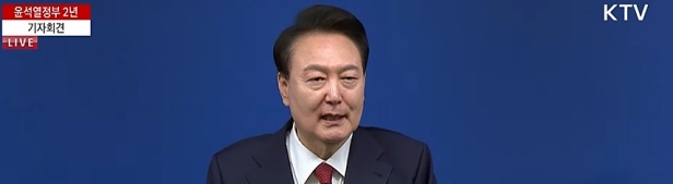 윤 대통령 "2천명, 1년 넘게 논의…계획대로 의료개혁"