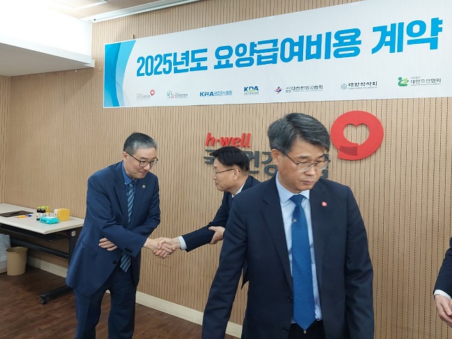 의협, 수가 협상장 도착…회의 실시간 공개 놓고 설전