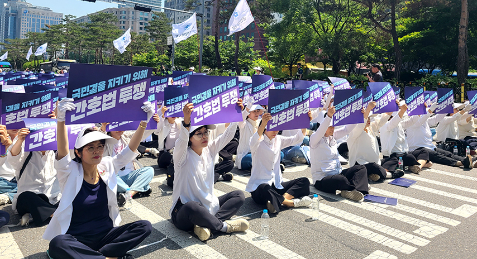 거리로 나선 간호사들 "21대 국회, 간호법 제정하라"