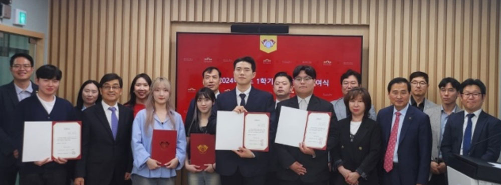 동대문구약, 경희대 약대 학생에 장학금 전달