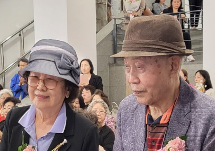 청자에서 백자까지…평생모은 유물 기증한 부부약사