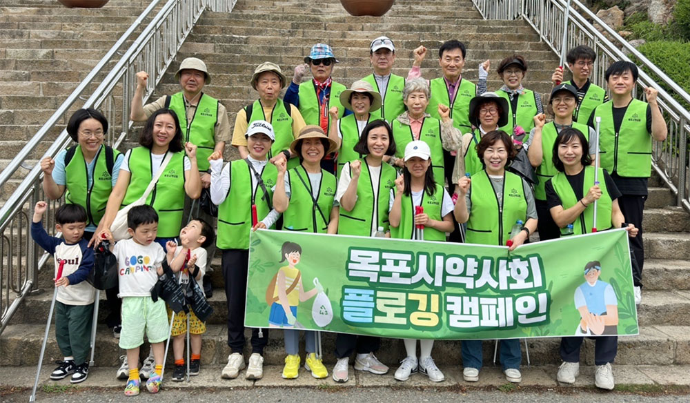 "유달산 지킴이" 목포약사들, 조깅하며 쓰레기 주워