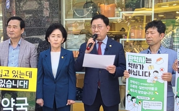 시위 현장 찾은 최광훈 "한약사 정부 협의 곧 끝난다"