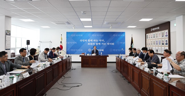 약사회장 선거 체제 돌입…중앙선관위 첫 회의 열어 