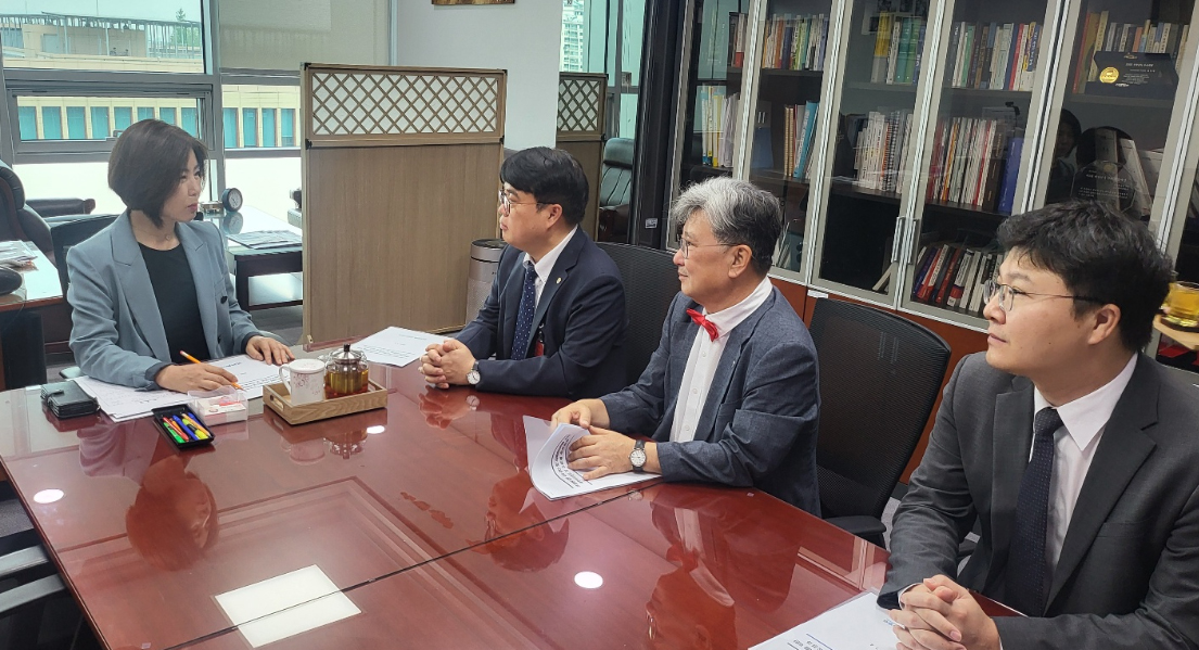 국회 찾은 임현택 회장, 의대증원·간호법 반대입장 전달