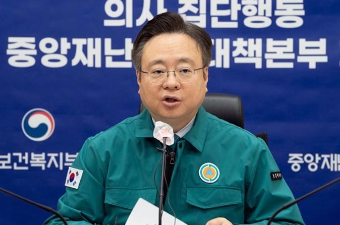 정부 "현장이탈 전공의, 복귀 상관없이 전원 처분 철회"
